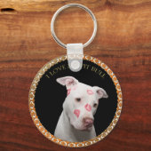 Witte pitbull met rode kussen over zijn gezicht. sleutelhanger (Voorkant)