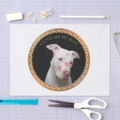 Witte pitbull met rode kussen over zijn gezicht. tissuepapier (Craft)