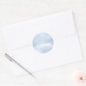 Witte pluizige wolken ronde sticker (Envelop)