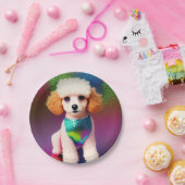 Witte poel met kreukeloortjes op regenboogsparren papieren bordje (Feest)