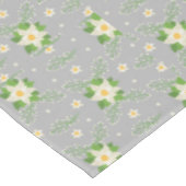 Witte Poinsettias Groene bladeren Kerstmis op Grij Tafelkleed (Gekanteld)