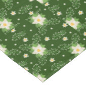 Witte Poinsettias Groene bladeren Kerstmis op Groe Tafelkleed (Gekanteld)