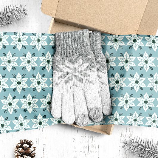 Witte poinsettia's op blauwe kerst tissuepapier