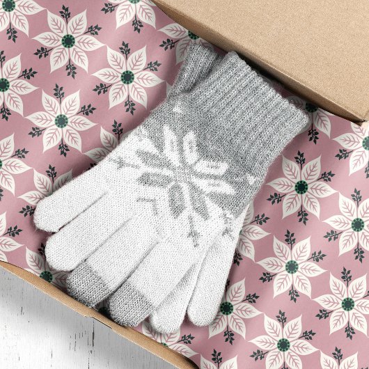 Witte poinsettia's op roze kerst tissuepapier