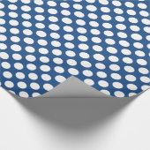 Witte pokadot over blauw marineschool cadeaupapier (Hoek)
