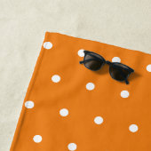 Witte Polka Dots Oranje Monogram Initialen Schatti Strandlaken (In situ)