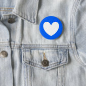 Witte polka harten blauw ronde button 5,7 cm (In situ)