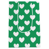 Witte polka harten op Kelly green Medium Cadeauzakje (Achterkant)