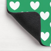 Witte polka harten op Kelly green Muismat (Hoek)