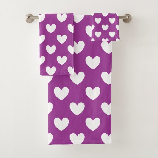Witte polka harten op paars bad handdoek (Insitu)
