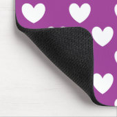 Witte polka harten op paars muismat (Hoek)