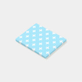 Witte polka kruist op babyblauw post-it® notes (Schuin)