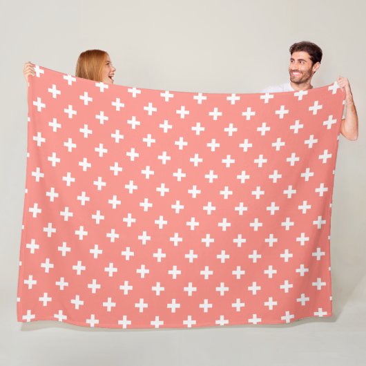 Witte polka kruist op perziken fleece deken (In situ)