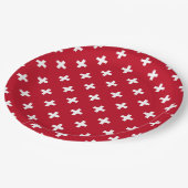 Witte polka kruist op rood papieren bordje (Gekanteld)