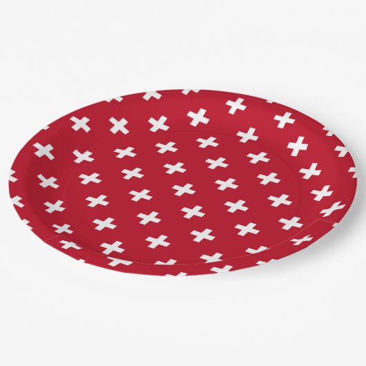 Witte polka kruist op rood papieren bordje (Gekanteld)