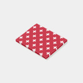 Witte polka kruist op rood post-it® notes (Schuin)