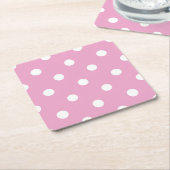Witte polka op roze kartonnen onderzetters (Schuin)