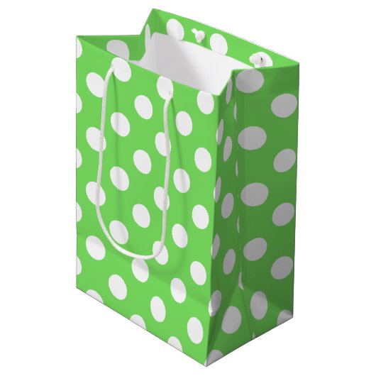Witte polka stippen op appelgroen medium cadeauzakje (Voorkant Gekanteld)