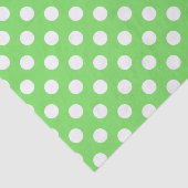 Witte polka stippen op appelgroen tissuepapier (Detail)