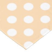 Witte polka-stippen op beige tafelkleed (Gekanteld)
