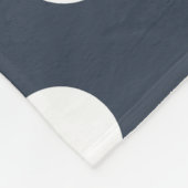 Witte polka-stippen op blauw-grijs fleece deken (Hoek)