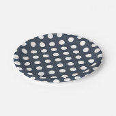 Witte polka-stippen op blauw-grijs papieren bordje (Gekanteld)