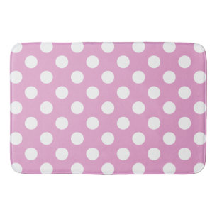 Witte polka stippen op bleek roze badmat