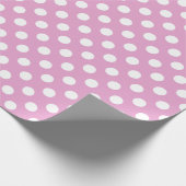 Witte polka stippen op bleek roze cadeaupapier (Hoek)