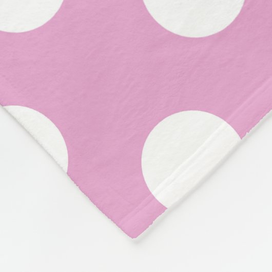 Witte polka stippen op bleek roze fleece deken (Hoek)