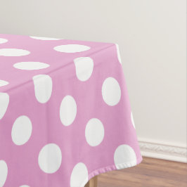 Witte polka stippen op bleek roze tafelkleed