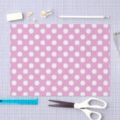 Witte polka stippen op bleek roze tissuepapier (Craft)