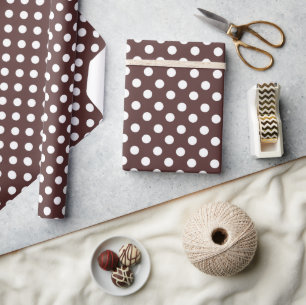 Witte polka stippen op bruine achtergrond inpakpap cadeaupapier