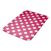 Witte polka stippen op kersrood badmat (Gekanteld)