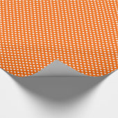 Witte polka stippen op oranje cadeaupapier (Hoek)