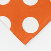 Witte polka stippen op oranje fleece deken (Hoek)