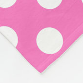 Witte polka stippen op roze fleece deken (Hoek)