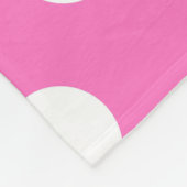 Witte polka stippen op roze fleece deken (Hoek)