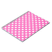 Witte polka stippen op roze notitieboek (Linkerzijde)