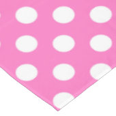 Witte polka stippen op roze tafelkleed (Gekanteld)