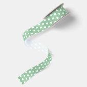 Witte polka stippen op saliegroen satijnen lint (Achterkant)