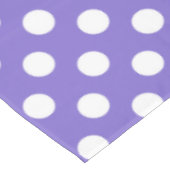 Witte polkstippen op de rand tafelkleed (Gekanteld)