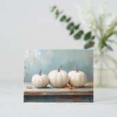 Witte pompoenen op een vintage blauwe tafel briefkaart (Staand voorkant)
