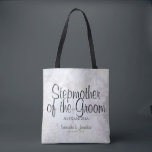 Witte pony's Wedding Stepmoeder van de Groom Tote Bag<br><div class="desc">Deze mooie canvas tas is perfect om de stiefmoeder van de Groom te bedanken. Het is voorzien van modern script dat over een achtergrond van het reflecteren van witte pony bloemen en harten tekent. De tekst is volledig aanpasbaar en luidt: stiefmoeder van de Groom, met een plaats voor haar naam,...</div>