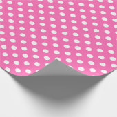 Witte pooldot op roze middenruimte cadeaupapier (Hoek)