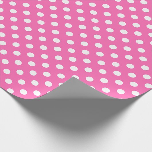 Witte pooldot op roze middenruimte cadeaupapier (Hoek)