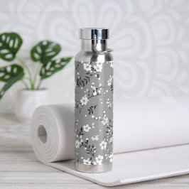 Witte posies op grijs waterfles