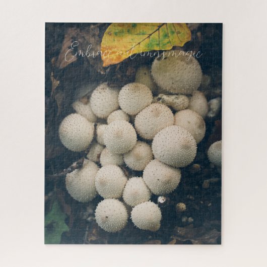 Witte puffbalpaddenstoelen tussen herfstbladeren legpuzzel (Verticaal)