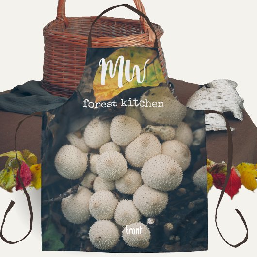 Witte puffbalpaddenstoelen tussen herfstbladeren schort