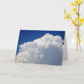 Witte Puffy Clouds in Blue Sky Background Kaart (Gele Bloem)