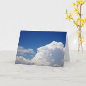 Witte Puffy Clouds in Blue Sky Background Kaart (Gele Bloem)
